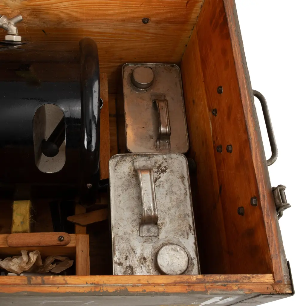 57913-Autoclave-Czech-in-Wooden-Box-inside-3.webp