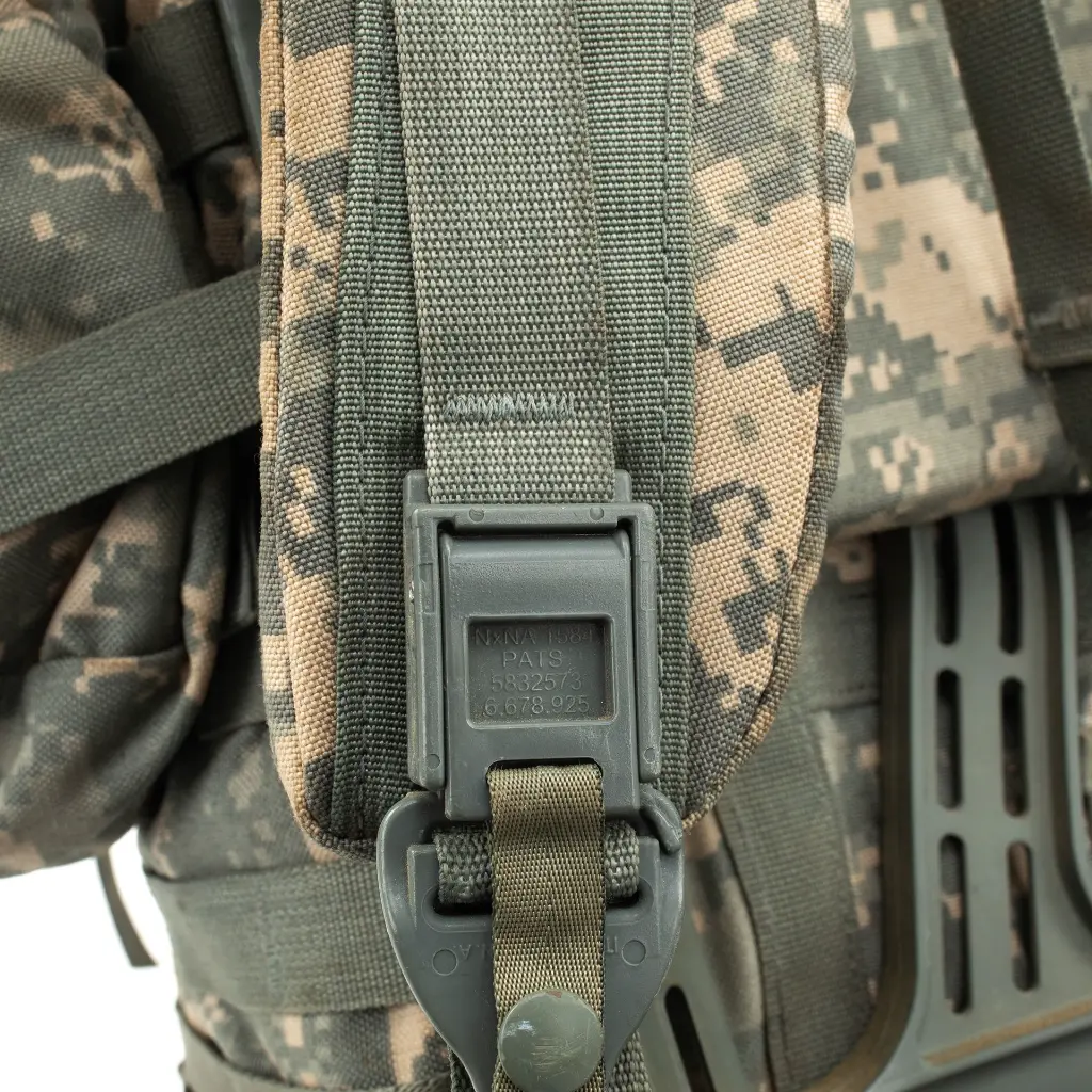 8058 Shoulder Strap Buckle Detail.webp